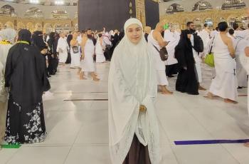 7 Potret Ayu Ting Ting Umrah, Gandeng Calon Suami?