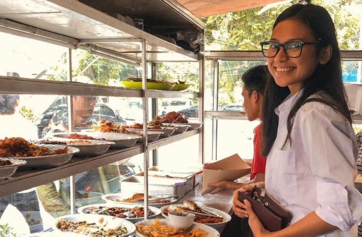 Gaya Artis Makan di Warteg (instagram/@indahpermatas)
