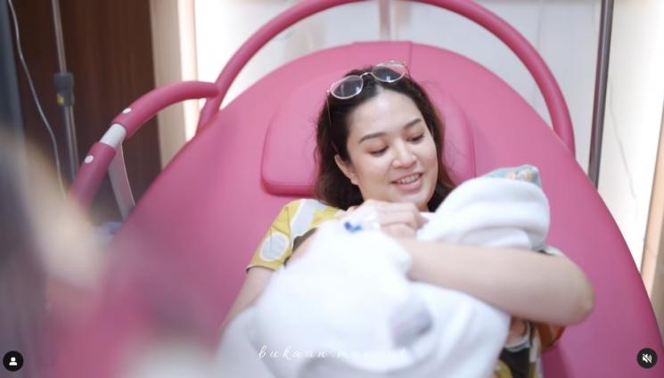 Momen Perjuangan Faradilla Yoshi Melahirkan. (Instagram/faradillayoshi)
