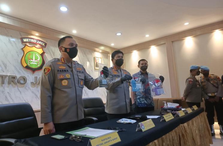 Andrie Bayuadjie, gitaris band Kahitna di Polres Jakarta Barat (Matamata.com/Rena Pangesti)