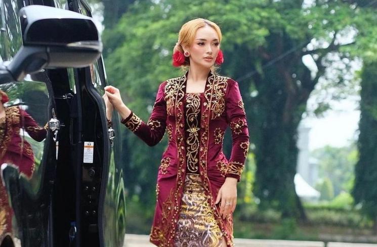 Potret Zaskia Gotik Pakai Baju Press Body (Instagram/@zaskia_gotix)