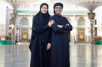 Ditemani Ricky Harun, Ini 10 Potret Donna Harun Umrah Pertama Kali