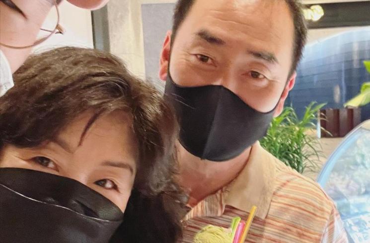Potret mertua Maudy Ayunda (Instagram/@jessechoi_)