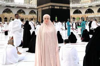 9 Potret Kristina Jalankan Umrah, Nangis Sesenggukan saat Almarhumah Nenek Menampakkan Wajah
