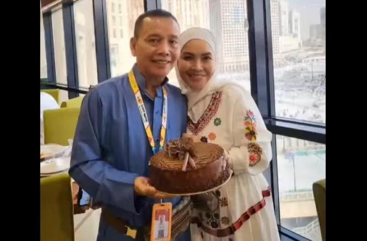 Pesta Ulang Tahun Abdul Rozak Ayah Ayu Ting Ting di Mekkah. (Instagram/@mom_ayting92_)