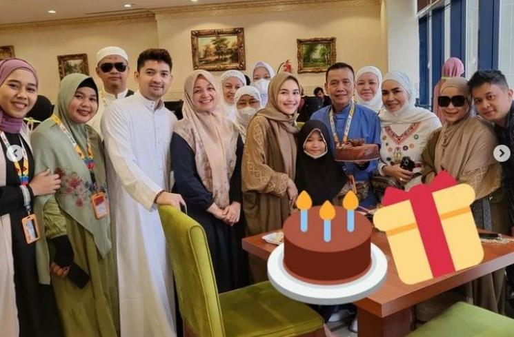 Pesta Ulang Tahun Abdul Rozak Ayah Ayu Ting Ting di Mekkah. (Instagram/@ayutingting92)