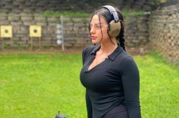 8 Potret Nora Alexandra Berlatih Menembak, Plek Ketiplek Lara Croft di Tomb Raider