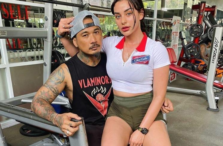 Potret Mesra Artis Dipangku Suami (instagram/@ncdpapl)