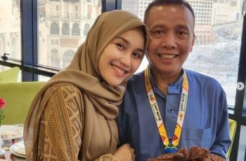 Ayah Ayu Ting Ting Dilarikan ke Rumah Sakit, Umi Kalsum Curhat Pilu soal Penyemangat Hidup