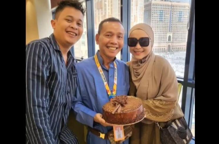 Pesta Ulang Tahun Abdul Rozak Ayah Ayu Ting Ting di Mekkah. (Instagram/@mom_ayting92_)
