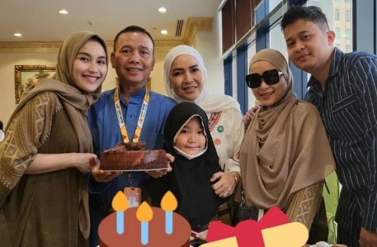 Pesta Ulang Tahun Abdul Rozak Ayah Ayu Ting Ting di Mekkah. (Instagram/@ayutingting92)