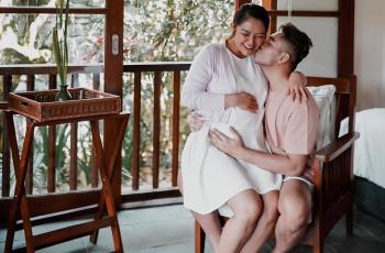 10 Potret Mesra Artis Dipangku Suami, Couple Goals Banget!