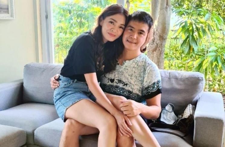 Potret Mesra Artis Dipangku Suami (instagram/@mayaseptha7)
