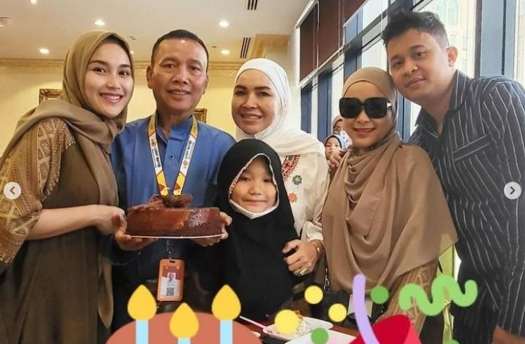 Pesta Ulang Tahun Abdul Rozak Ayah Ayu Ting Ting di Mekkah. (Instagram/@ayutingting92)