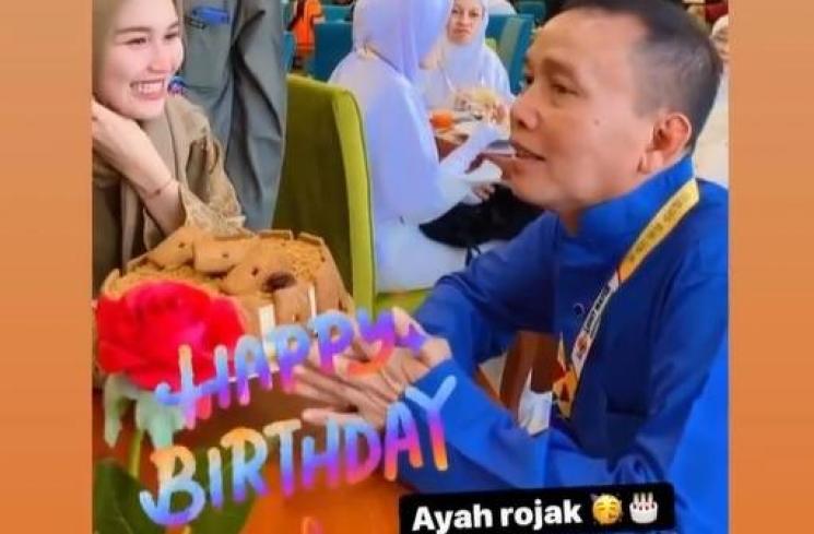 Pesta Ulang Tahun Abdul Rozak Ayah Ayu Ting Ting di Mekkah. (Instagram/@ayutingting92)