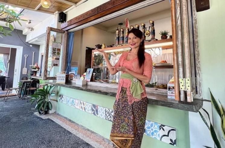 Artis Menikah di Tanah Suci. (Instagram/@tamarableszynskiofficial)