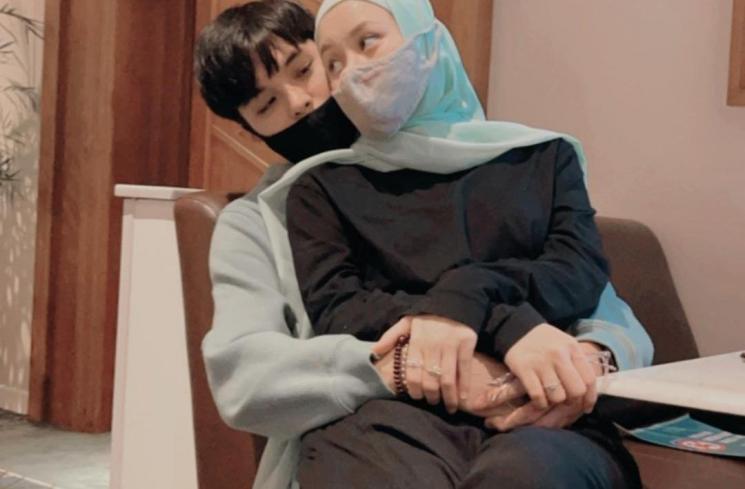 Potret Mesra Artis Dipangku Suami (instagram/@dindahw)