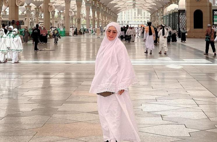 Potret Kristina Jalankan Umrah (Instagram/@kristinadangdut)
