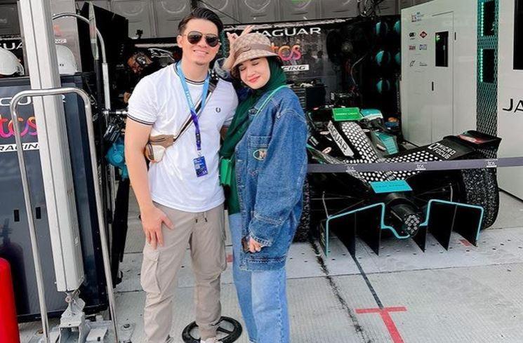 Gaya Artis Nonton Formula E. (Instagram/@irwansyah_15)