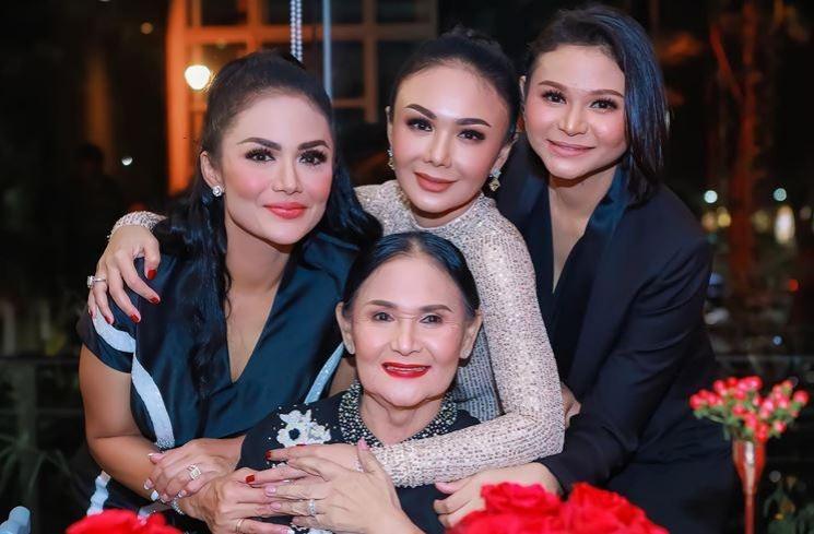 Potret pesta ulang tahun Yuni Shara. (Instagram/@yunishara36)