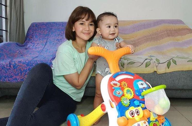 Momen Angelica Simperler Momong Anak. (Instagram/angelicasimp.new)