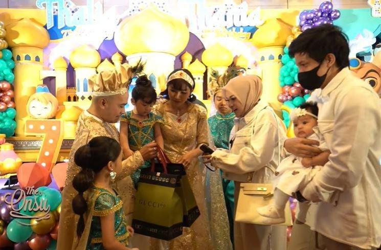 Potret ulang tahun Thalia dan Thania Putri Onsu (YouTube/The Onsu Family)