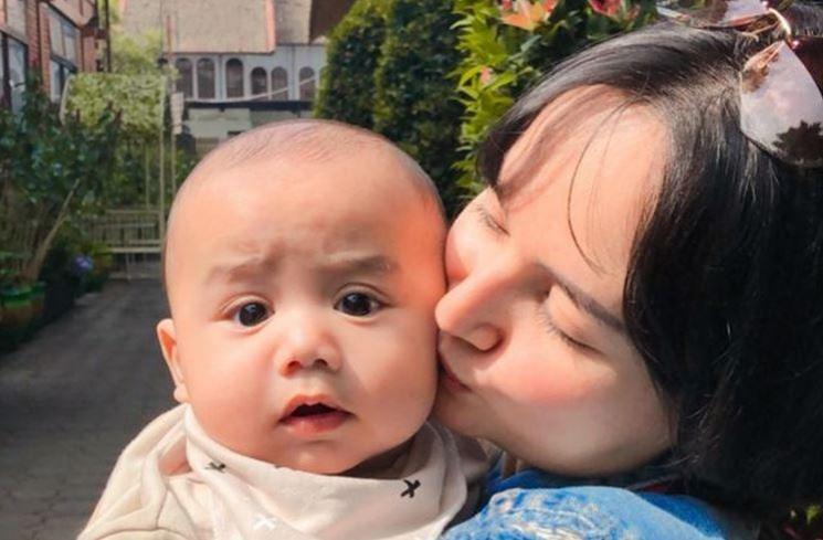 Momen Angelica Simperler Momong Anak. (Instagram/angelicasimp.new)