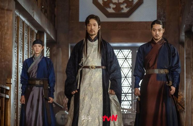 Adu Gaya Aktor di Alchemy of Souls (Instagram/@tvn_drama)