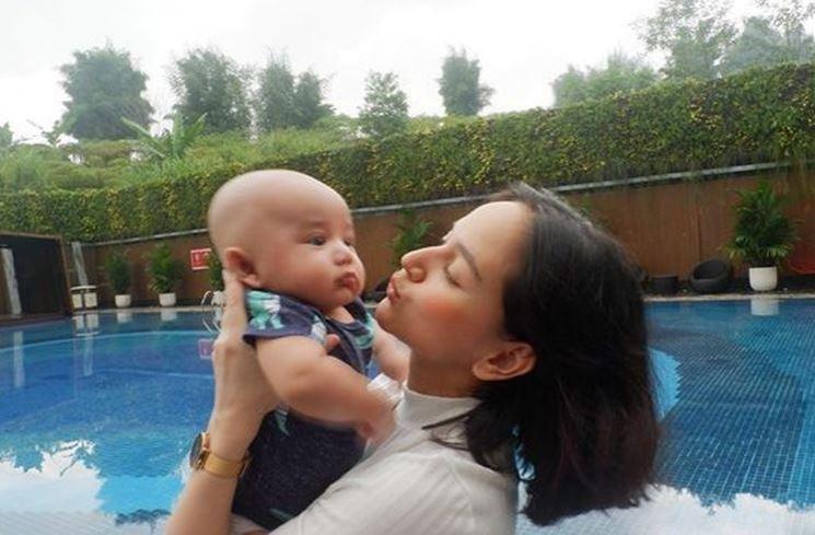 Momen Angelica Simperler Momong Anak. (Instagram/angelicasimp.new)