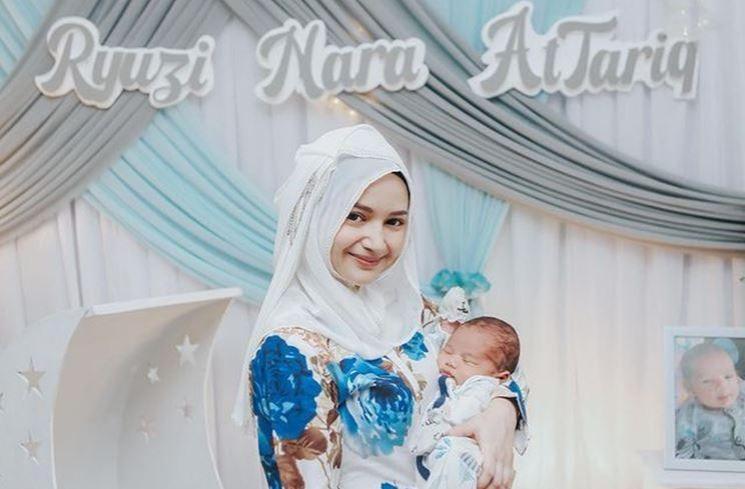 Momen Angelica Simperler Momong Anak. (Instagram/angelicasimp.new)