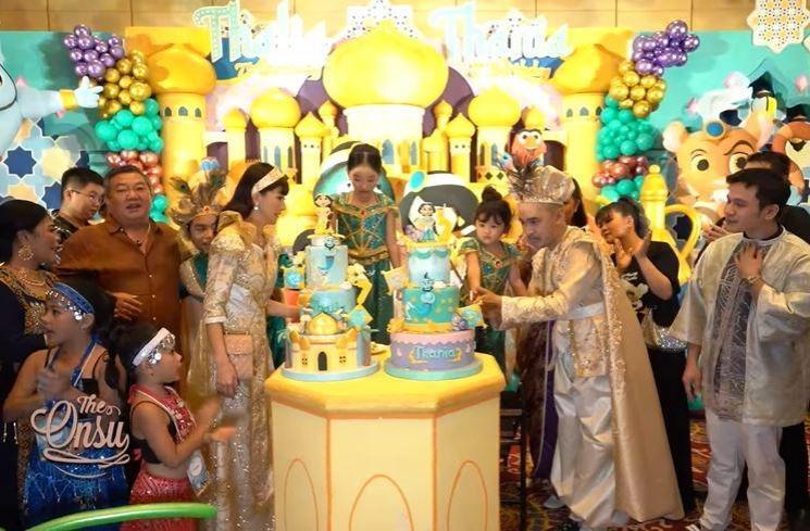 Potret ulang tahun Thalia dan Thania Putri Onsu (YouTube/The Onsu Family)