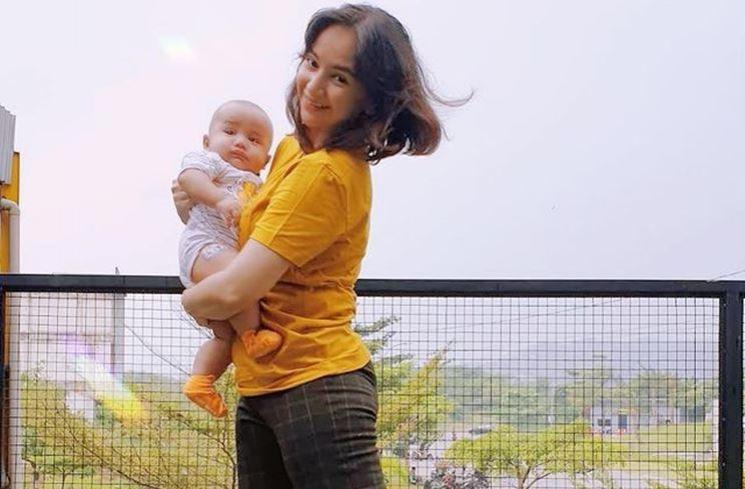 Momen Angelica Simperler Momong Anak. (Instagram/angelicasimp.new)