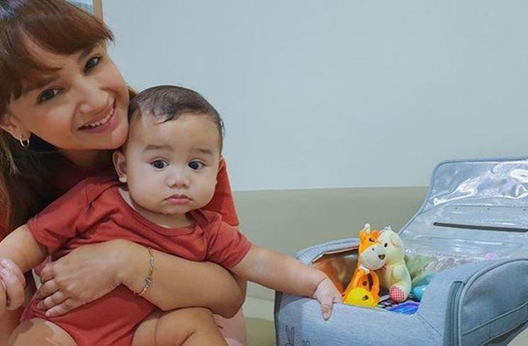 Momen Angelica Simperler Momong Anak. (Instagram/angelicasimp.new)