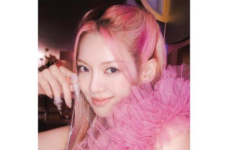 Seleb Korea yang Menulis Buku(instagram/@hyoyeon_x_x)