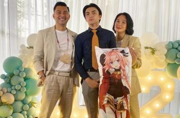 8 Potret Wisuda Arka Anak Anjasmara, Bantal Anime Jadi Sorotan
