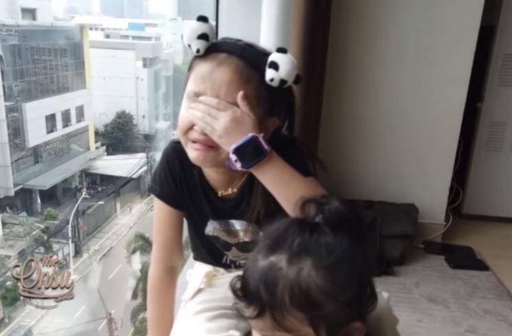 Momen Anak-Anak Jenguk Ruben Onsu di rumah sakit. (YouTube/TheOnsu)
