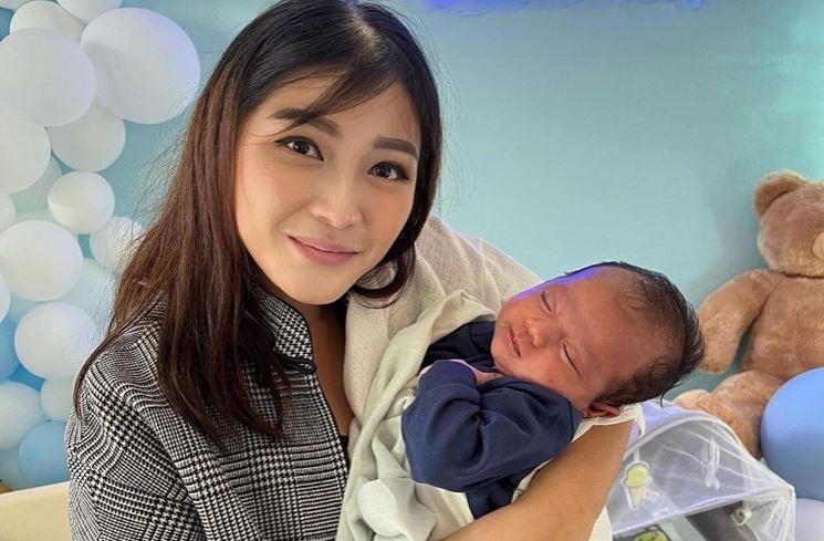 Gaya Artis di Acara Ulang Bulan Don Verhaag (Instagram/@victoria_makeupatelier)