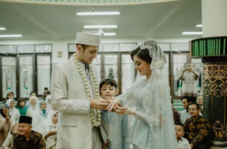 Gaya Anak Artis Dampingi Ayah di Pernikahan Kedua. (Instagram/rifkybalweel)