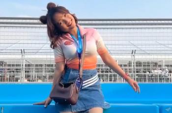 11 Potret Fuji Nonton Formula E, Gaya Rambutnya Imut Banget