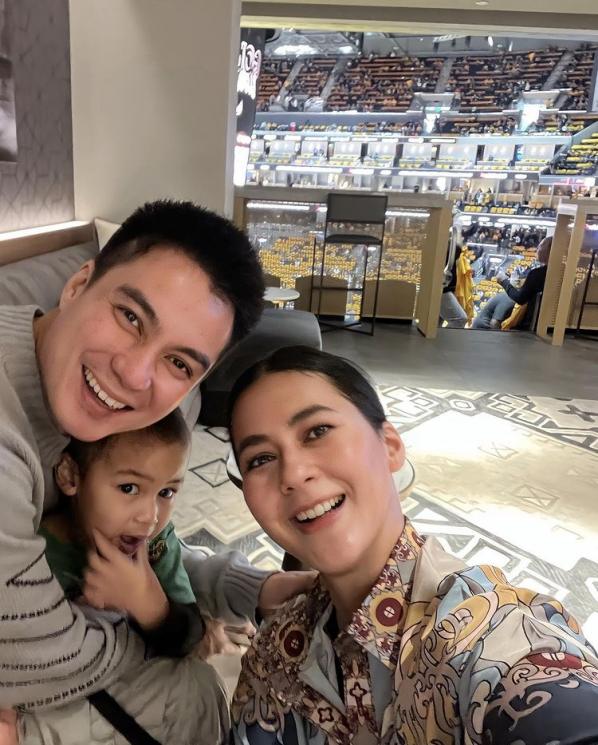 Potret Keluarga Baim Wong Nonton NBA di Amerika. (Instagram/paula_verhoeven)