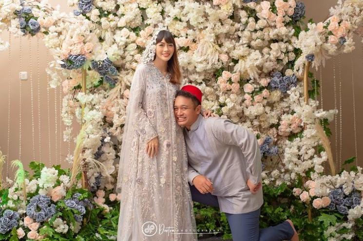 Potret Manis Gilang Dirga dengan Baby Gin.(Instagram/adieztyfirza)