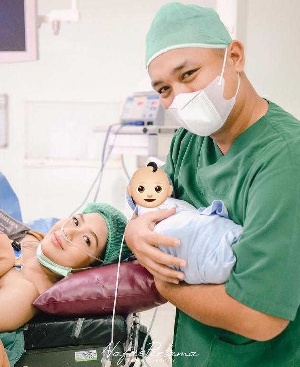 Potret Manis Gilang Dirga dengan Baby Gin.(Instagram/adieztyfirza)