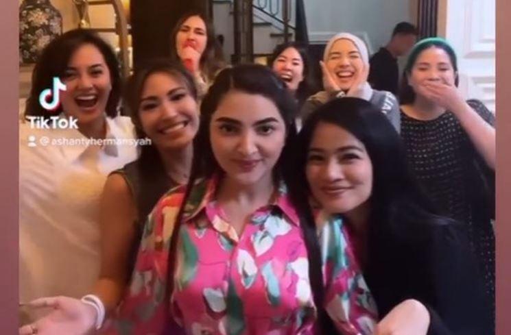 Momen Geng Cendol ngumpul di rumah Nagita Slavina. (Instagram/@ashanty_ash)