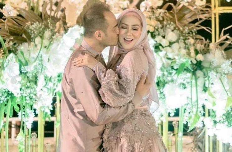 Artis Menikah di Usia 40 Tahun Lebih (instagram/@vennamelindareal)