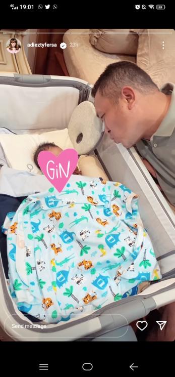Potret Manis Gilang Dirga dengan Baby Gin.(Instagram/adieztyfirza)