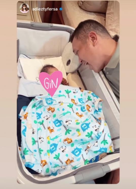 Potret Manis Gilang Dirga dengan Baby Gin.(Instagram/adieztyfirza)