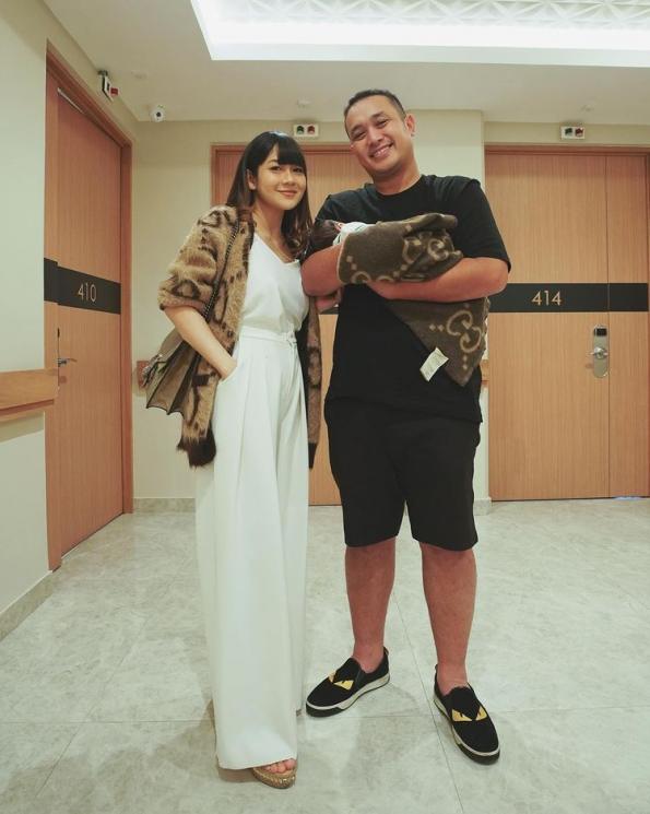 Potret Manis Gilang Dirga dengan Baby Gin.(Instagram/adieztyfirza)