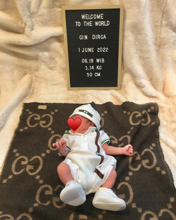 Potret Manis Gilang Dirga dengan Baby Gin.(Instagram/adieztyfirza)