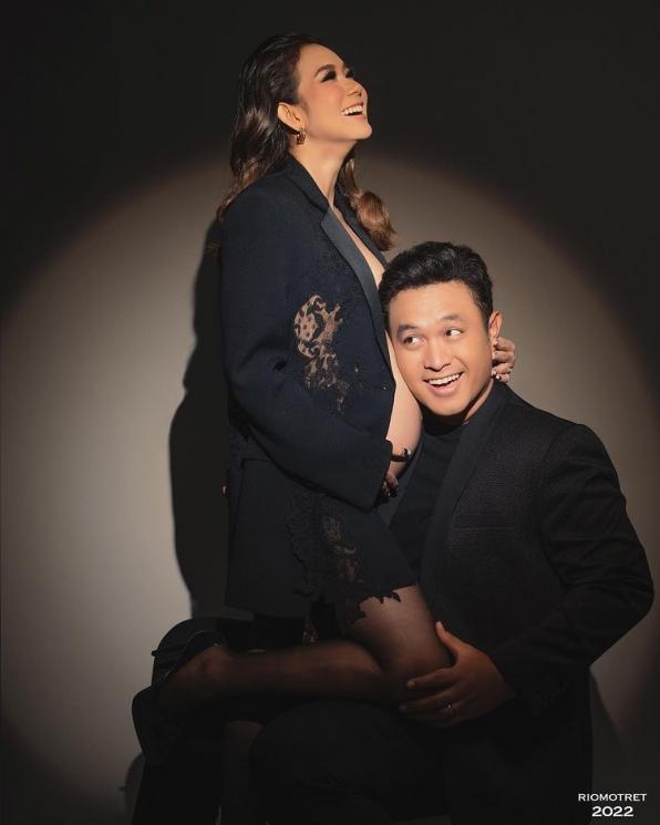 Potret Manis Gilang Dirga dengan Baby Gin.(Instagram/adieztyfirza)