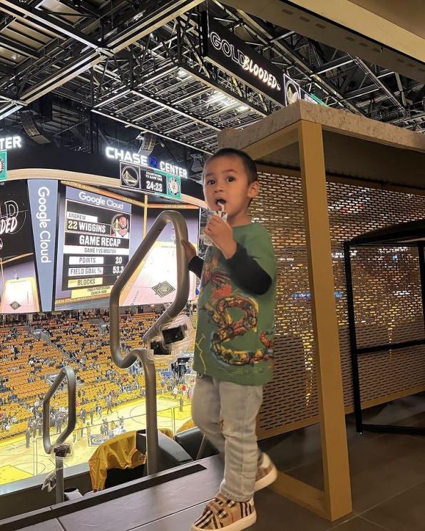 Potret Keluarga Baim Wong Nonton NBA di Amerika. (Instagram/paula_verhoeven)